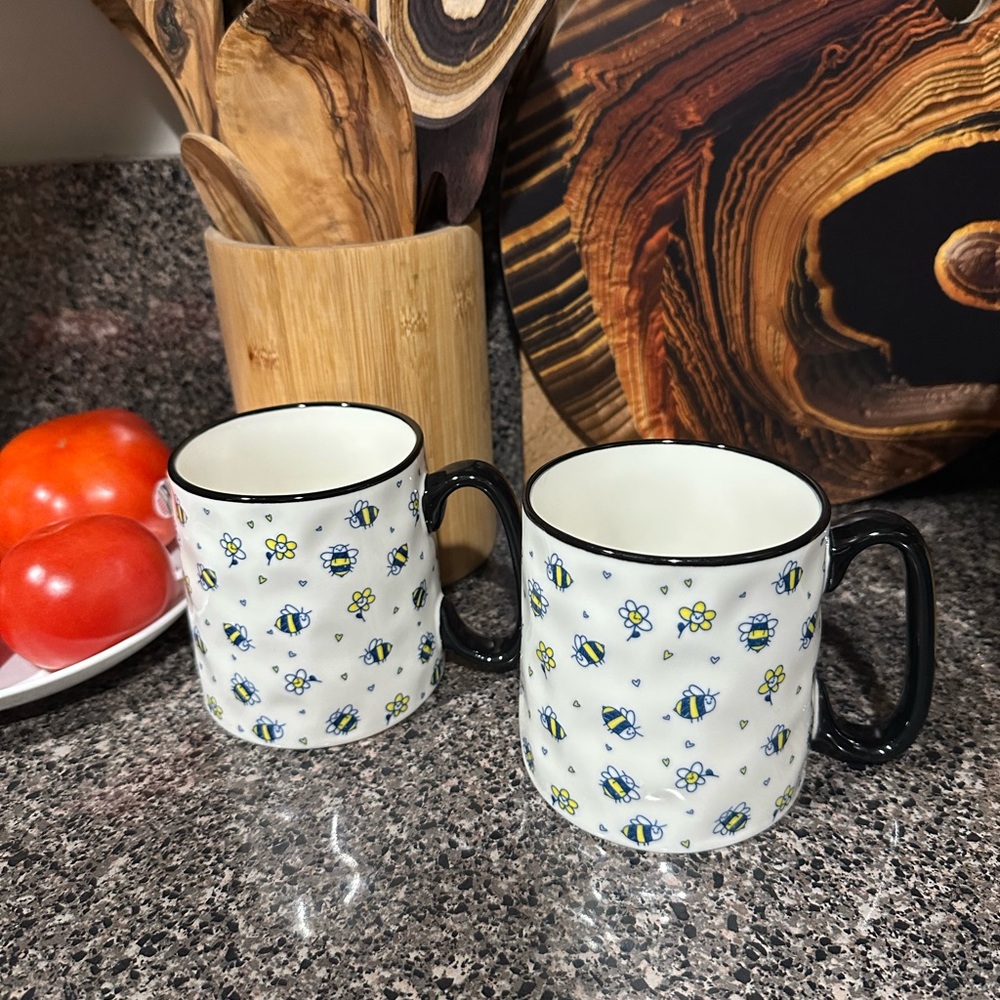 Bee Patterned Ceramic Mug Set - Picture 2 of 2